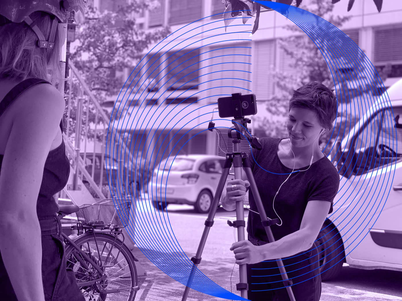 Elève qui suit la formation akouOeido de réalisation audiovisuelle avec Laetitia Wider, journaliste, réalisatrice et productrice à Lausanne.