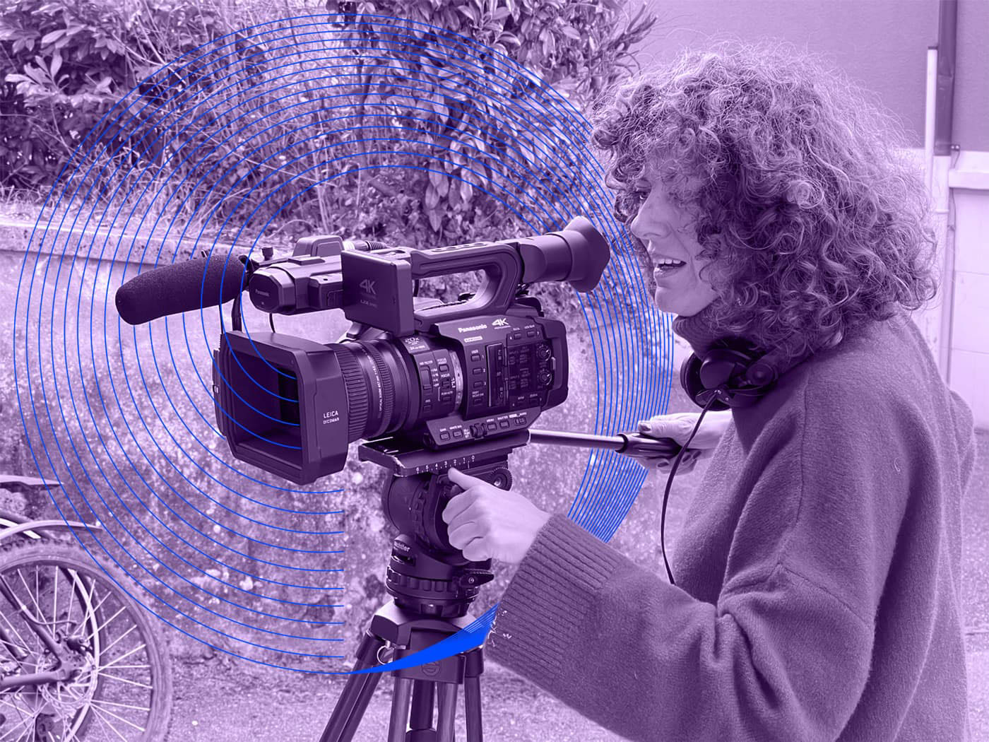 Laetitia Wider avec une steady cam Leica en cours de réalisation d'un reportage pour la RTS (Radio Télévision Suisse Romande).